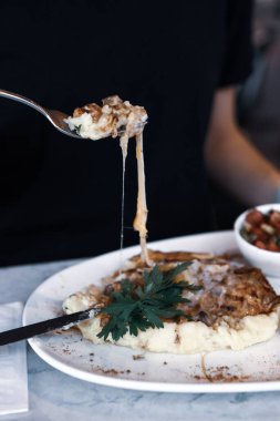 Masada lezzetli tavuk yemeği