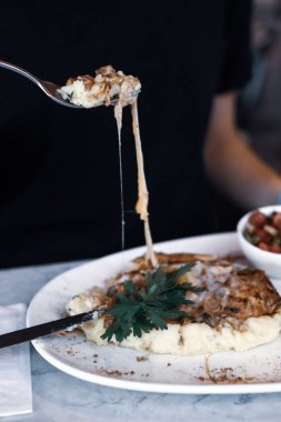 Masada lezzetli tavuk yemeği