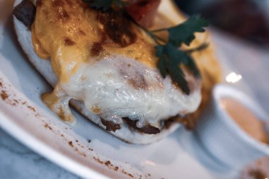 Masada lezzetli tavuk yemeği