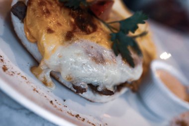 Masada lezzetli tavuk yemeği