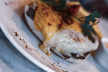 Masada lezzetli tavuk yemeği