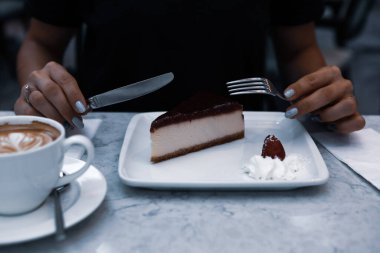 Bir dilim lezzetli kek ve bir fincan kahve.