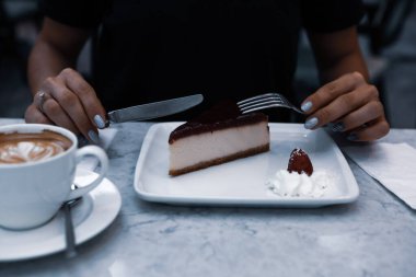 Bir dilim lezzetli kek ve bir fincan kahve.