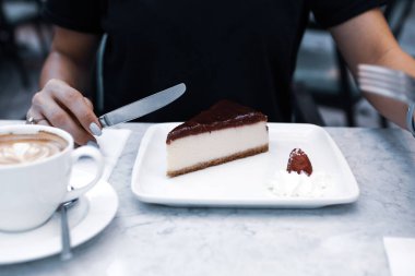 Bir dilim lezzetli kek ve bir fincan kahve.