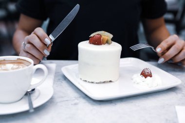 Bir dilim lezzetli kek ve bir fincan kahve.