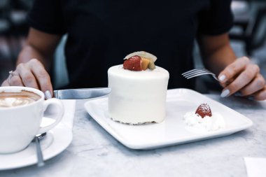 Bir dilim lezzetli kek ve bir fincan kahve.