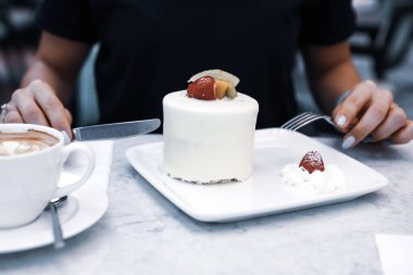 Bir dilim lezzetli kek ve bir fincan kahve.