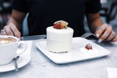 Bir dilim lezzetli kek ve bir fincan kahve.