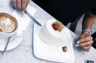 Bir dilim lezzetli kek ve bir fincan kahve.