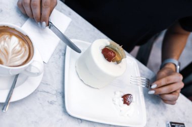 Bir dilim lezzetli kek ve bir fincan kahve.