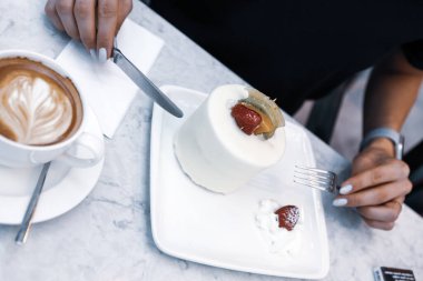 Bir dilim lezzetli kek ve bir fincan kahve.