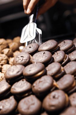 Koyu çikolata parçaları ile tanımlama