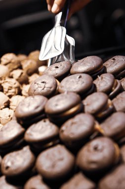 Koyu çikolata parçaları ile tanımlama