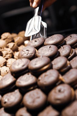 Koyu çikolata parçaları ile tanımlama