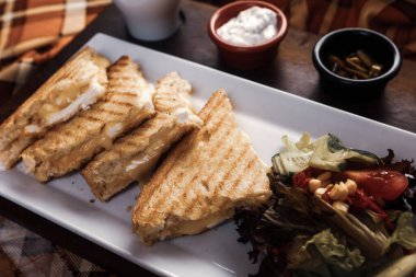 Geleneksel Türk tostu, lezzetli kahvaltı