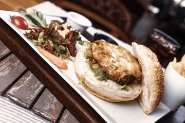 Taze sebzeli ev yapımı hamburger.