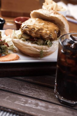 Taze sebzeli ev yapımı hamburger.