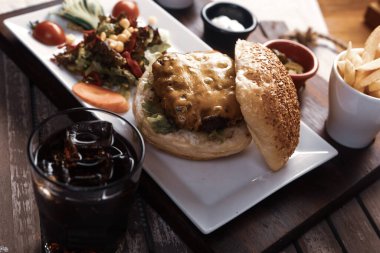 Taze sebzeli ev yapımı hamburger.