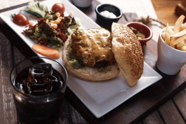 Taze sebzeli ev yapımı hamburger.