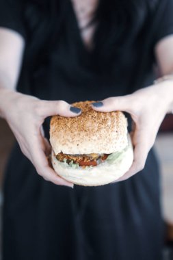 Taze sebzeli ev yapımı hamburger.