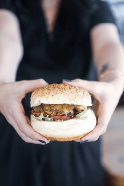 Taze sebzeli ev yapımı hamburger.