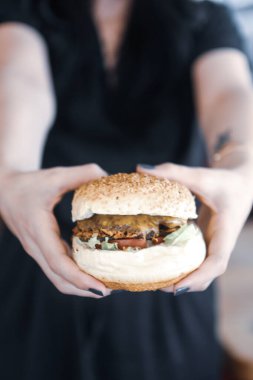 Taze sebzeli ev yapımı hamburger.