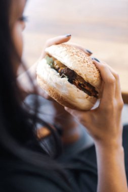 Taze sebzeli ev yapımı hamburger.