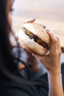 Taze sebzeli ev yapımı hamburger.