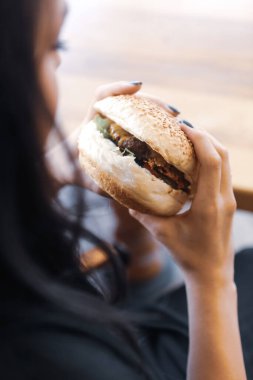 Taze sebzeli ev yapımı hamburger.