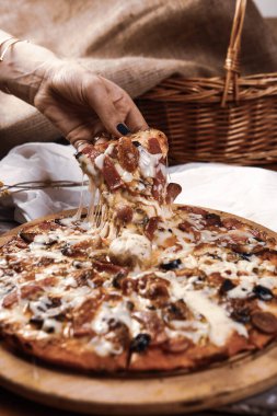 Lezzetli karışık İtalyan pizzası.