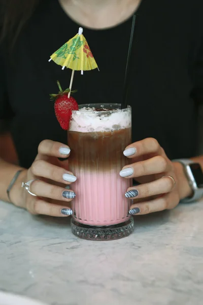 Ijskoffie Met Melk Ijs Koffie Latte Vrouw Met Glazen Kop — Stockfoto