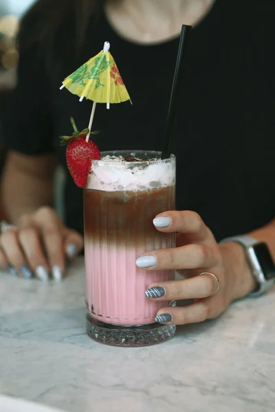 Ijskoffie Met Melk Ijs Koffie Latte Vrouw Met Glazen Kop — Stockfoto