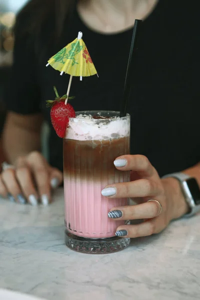 Ijskoffie Met Melk Ijs Koffie Latte Vrouw Met Glazen Kop — Stockfoto