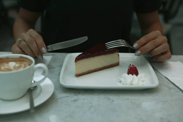 Junta Con Delicioso Pastel Mesa — Foto de Stock