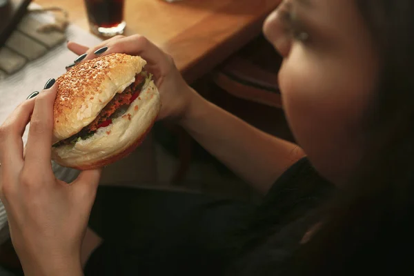 Hemlagad Hamburgare Med Färska Grönsaker — Stockfoto