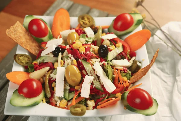 Frisk Salatplade Med Blandede Greens - Stock-foto