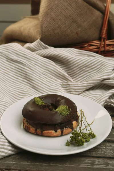 Çikolata Soslu Fıstıklı Leziz Donut — Stok fotoğraf