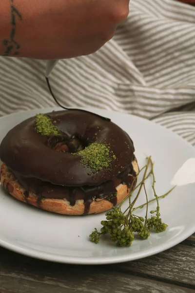 Çikolata Soslu Fıstıklı Leziz Donut — Stok fotoğraf