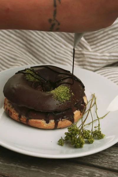 好吃的甜甜圈 配巧克力酱和开心果片 — 图库照片
