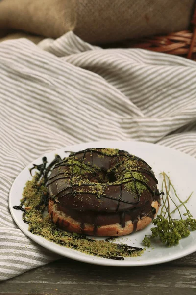 Çikolata Soslu Fıstıklı Leziz Donut — Stok fotoğraf