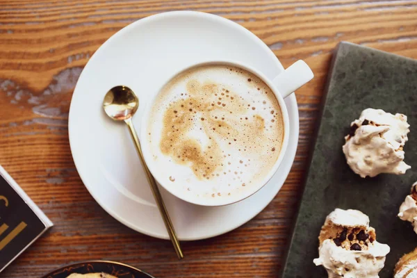 Bicchiere Caffè Filtro Con Deliziosi Biscotti — Foto Stock