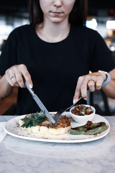 Repas Poulet Savoureux Sur Table — Photo