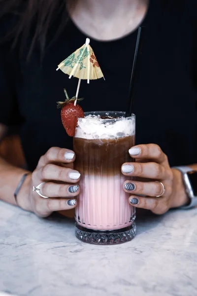 Ijskoffie Met Melk Ijs Koffie Latte Vrouw Met Glazen Kop — Stockfoto