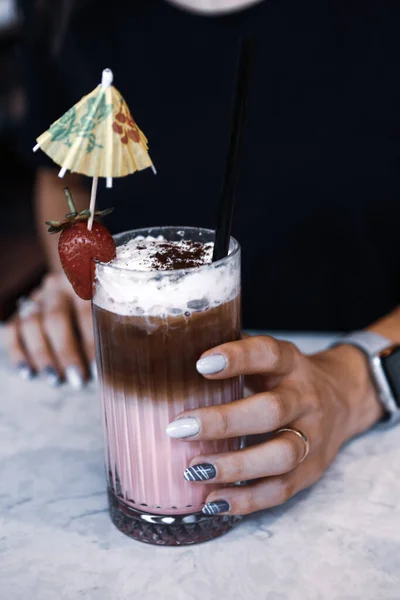 Ijskoffie Met Melk Ijs Koffie Latte Vrouw Met Glazen Kop — Stockfoto