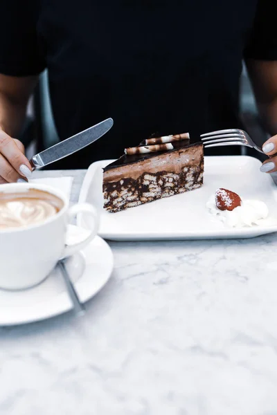 Uma Fatia Bolo Delicioso Uma Xícara Café — Fotografia de Stock
