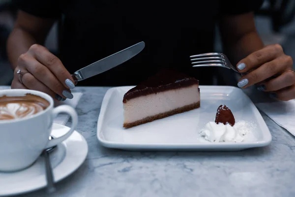 Uma Fatia Bolo Delicioso Uma Xícara Café — Fotografia de Stock