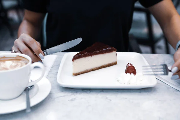 Ein Stück Leckerer Kuchen Und Eine Tasse Kaffee — Stockfoto