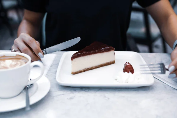 Uma Fatia Bolo Delicioso Uma Xícara Café — Fotografia de Stock