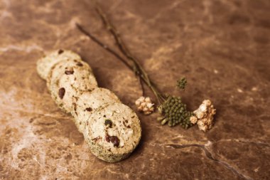 Koyu çikolata parçaları ile tanımlama