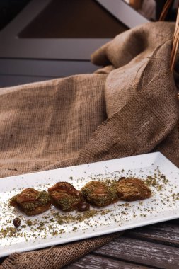 Geleneksel hindistancevizli tatlı baklavası. Ev yapımı fındıklı ve ballı baklava..